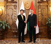 꾀비르 라슬로 헝가리 국회의장과 악수하는 김진표 의장
