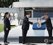 국가유공자 증서 수여하는 윤석열 대통령