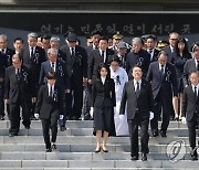 현충탑 내려오는 윤석열 대통령