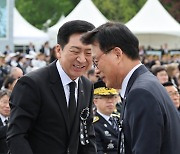 인사하는 김기현 대표와 박광온 원내대표