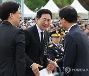 인사하는 김기현 대표와 박광온 원내대표