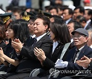 박수치는 윤석열 대통령 내외