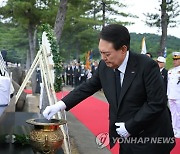 '호국의 형제' 안장식에서 분향하는 윤석열 대통령