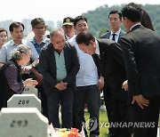 베트남전 전사자 묘역 찾은 윤석열 대통령 부부