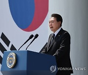 "자유는 피 묻은 전투복에서"…尹, 참전용사 '영웅'으로 소환(종합)