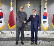 기념촬영하는 이종섭 국방부장관과 카타르 부총리 겸 국방장관