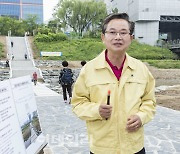 [포토] 도림천 징검다리 점검하는 최호권 영등포구청장