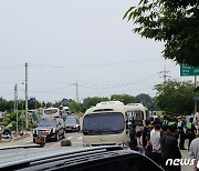 윤 대통령 찾은 부여서 농민단체 ‘미신고집회’ 소동