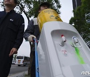 '누가 마시라고…' 일본 대사관 앞에 등장한 '핵오염수 정수기'