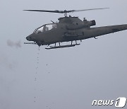 기관포 발사 시범 선보이는 아파치 헬기