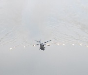 플레어 발사하는 수리온 헬기