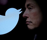 트위터 광고 매출 1년새 60% 급감... 머스크 인수 후 이탈 가속