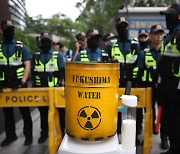 “핵오염수 정수기 배달이요” 일본대사관은 ‘수령 거부’ [포토]