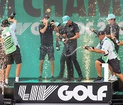 ‘오일 머니’에 백기 든 PGA…LIV의 승리로 끝난 골프 전쟁