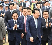 尹 "시속 400km 차세대 고속철 박차…청주·충북 많이 발전할 것"