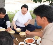 尹, 이앙기 타고 모내기…농민들과 우리밀 잔치국수 새참