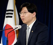 금융위 부위원장, ‘이해충돌’ 논란에 가족회사 주식 백지신탁