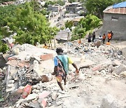 ‘치안 공백’ 아이티, 폭우 이어 지진까지···최소 55명 사망