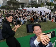 참석자들과 기념촬영하는 박민식 장관과 김연경 선수