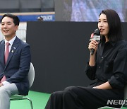 박민식 장관과 행사 참석한 배구 선수 김연경