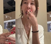 윤혜진, '♥엄태웅' 반할 아이스크림 먹방···타투+악세서리도 멋스럽네