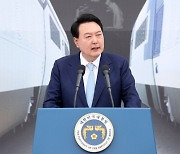 청주 찾은 尹 “고속열차 운행 2배로···전국 2시간대 생활권”