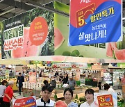 [포토뉴스] 농협하나로마트 고객이 기운나게! 농업인이 살맛나게!  최대 50% 할인
