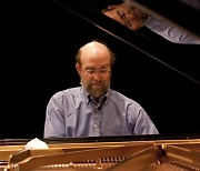 ‘치유의 피아니스트’ 조지 윈스턴, 10년 암투병 끝에 별세... 향년 73세