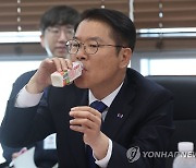 서울우유 제품 마셔보는 이정식 장관