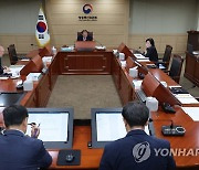 방통위 김효재 대행체제 첫 회의…시작부터 여야 신경전