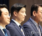 기자회견 하는 민주당 행안위 의원들