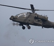 기관포 발사 시범하는 아파치 헬기