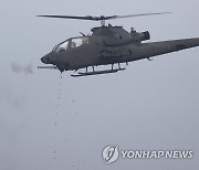 기관포 발사 시범하는 아파치 헬기