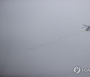 로켓발사 시범 보이는 아파치 헬기