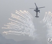 연합·화동 화력 격멸훈련서 플레어 발사하는 아파치 헬기