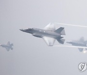플레어 발사하는 F-35 전투기