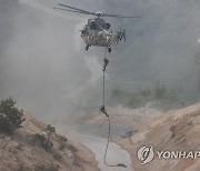 공중강습 시범 보이는 수리온 헬기
