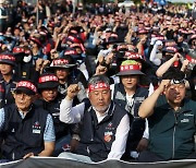 구호 외치는 한국노총 김동명 위원장