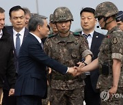 연합·합동 화력 격멸훈련 참가 군인 격려하는 이종섭 장관
