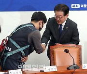 [포토]'청년 노동자들과 인사하는 이재명 대표'