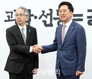 [포토]악수하는 김기현-아이보시 고이치