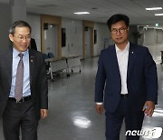 당정협의 참석하는 김영식 의원과 이종호 장관