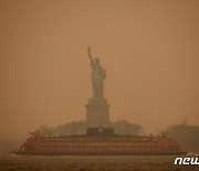 [포토in월드] 화성이 된 美뉴욕…'자유의 여신상'이 사라졌다