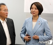 이영 장관과 대화 나누는 윤재옥 원내대표