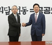 아이보시 주한일본대사와 악수하는 김기현 대표