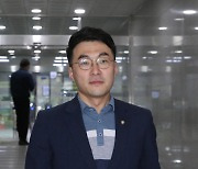 국회 본청 나서는 김남국 의원