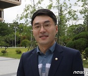 국회 본청 나서는 김남국 의원