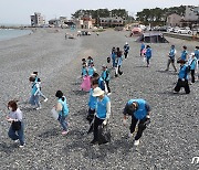 한국석유공사, 울산 주전몽돌해변서 플로깅…쓰레기 2000리터 수거