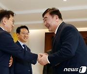 주한중국대사와 악수하는 권칠승 수석대변인