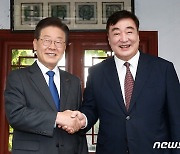 주한중국대사와 악수하는 이재명 대표